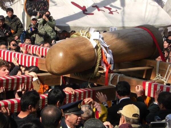 600 килограммовый член на фестивале пениса в Японии