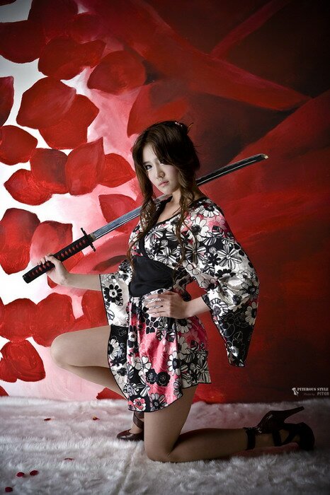 Японки и Кореянки с оружием (60 фото)